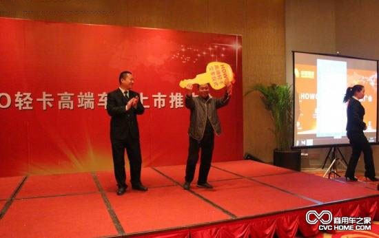 中國重汽輕卡銷售部總經理助理房澤強向用戶移交新車
