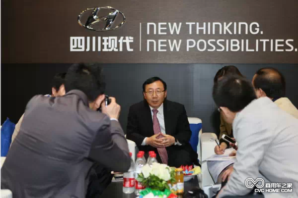 現代總經理辛明基先生在接受訪問