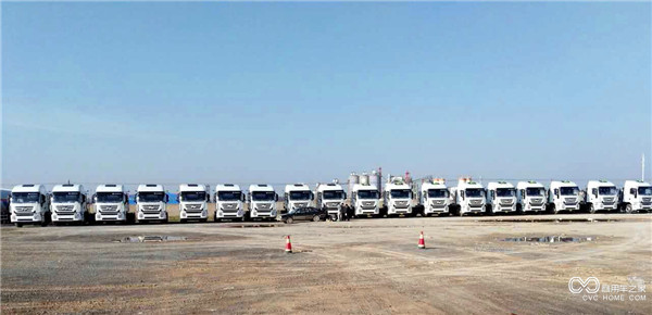 助力環保事業，上汽紅巖再次批量交付LNG危化品運輸車 (2).jpg