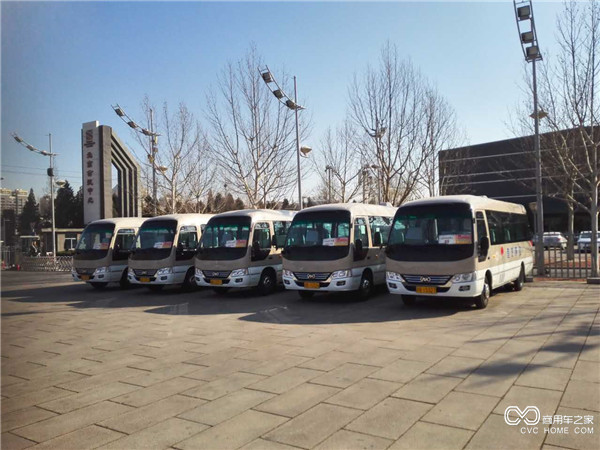 兩會期間，14臺寶斯通K7在北京會議中心接送政協委員.JPG