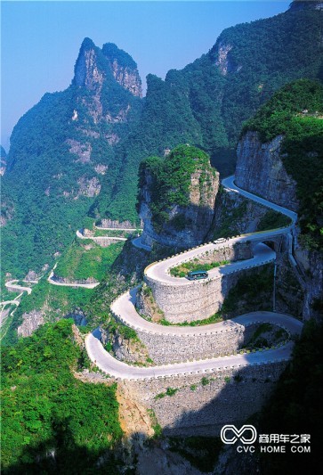 1_天門山蜿蜒99道彎，正是金旅考斯特每天的工作線路.jpg